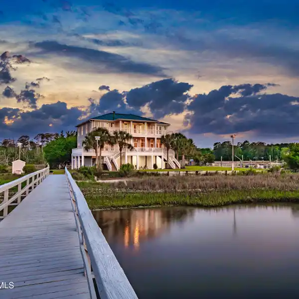 BOATER'S PARADISE ON NEARLY FIVE ACRES