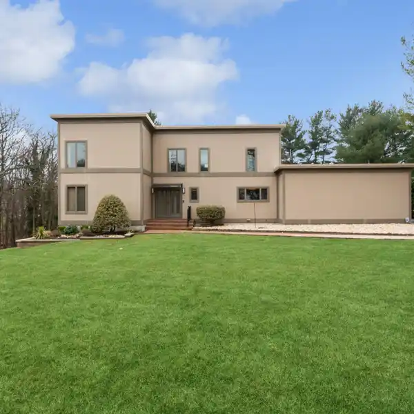EXCEPTIONAL CUSTOM CONTEMPORARY HOME