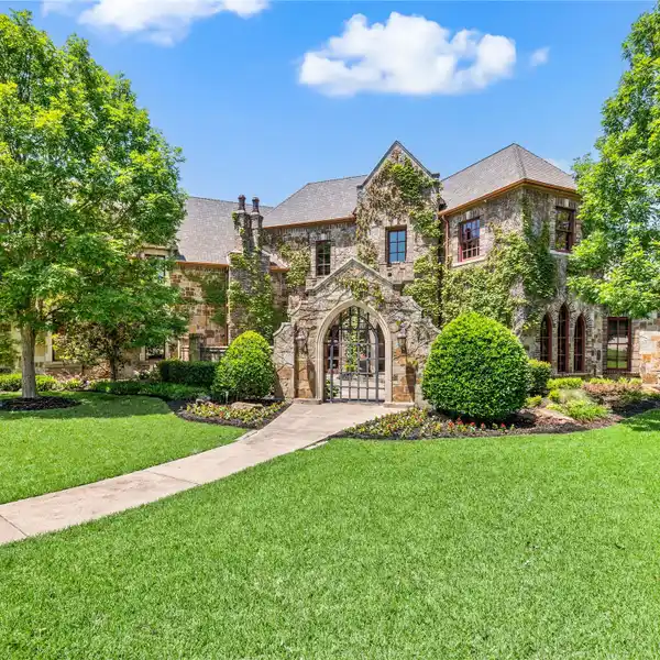 STATELY AND PRIVATE RESORT-STYLE RETREAT