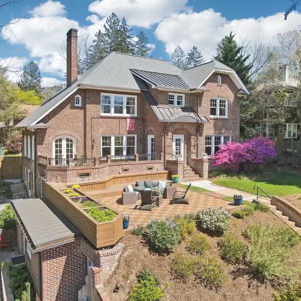 THE HUVARD HOUSE