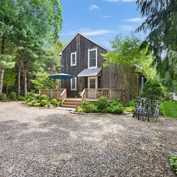 COMFORTABLE HOME IN THE NEAR NORTHWEST