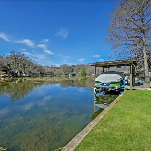SERENE CANAL-FRONT LAKE AUSTIN CABIN
