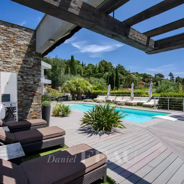 SPACIOUS LUXURY HOME WITH PANORAMIC SEA VIEWS