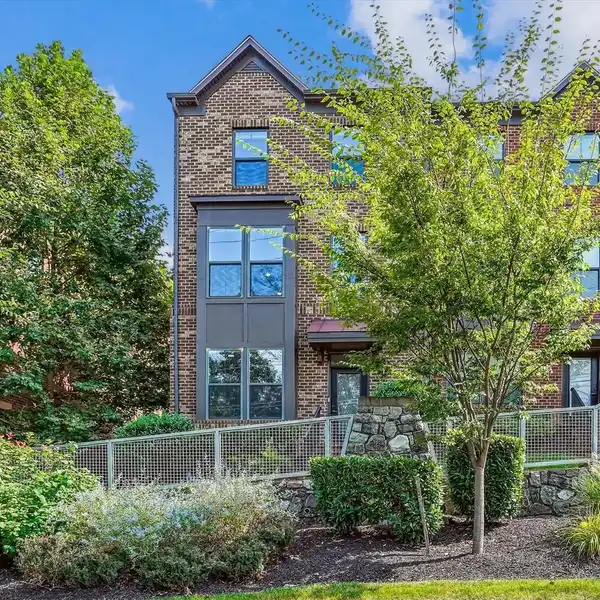 RARE END-UNIT TOWNHOME IN METRO ROW