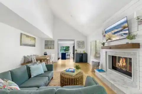 Stylish Contemporary Home Bordering Wildlife Sanctuary