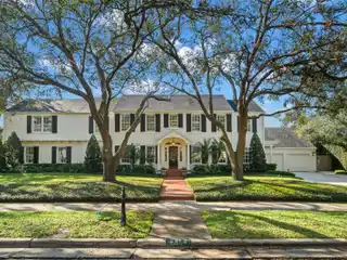Beautifully Updated Golfview Estate