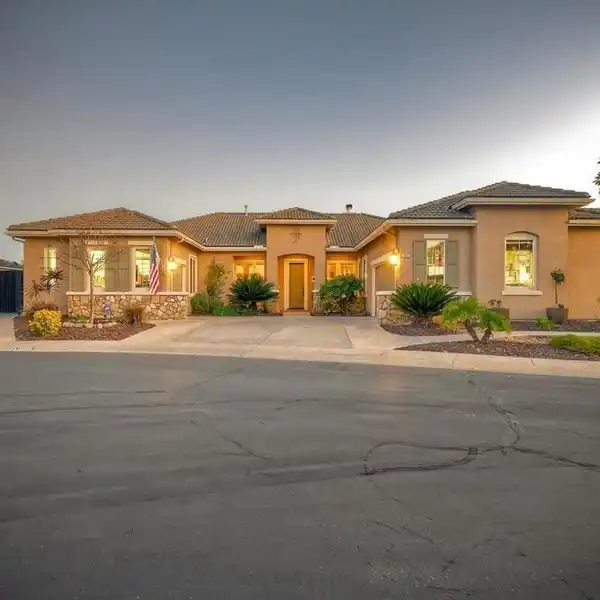 SINGLE-STORY HOME BLENDING LUXURY AND COMFORT
