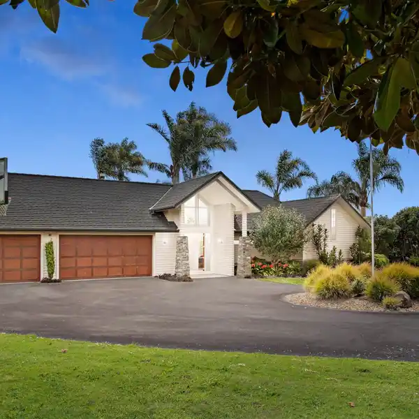 LARGE AND LUXURIOUS FAMILY LIVING IN KARAKA