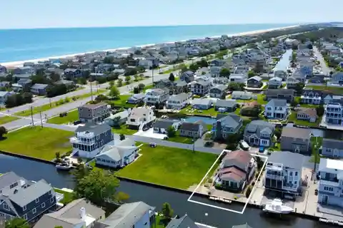 Canal-front Coastal Retreat