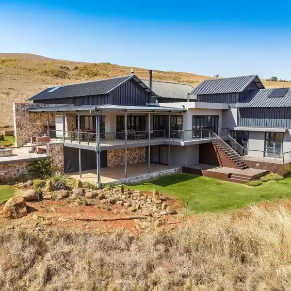 ARCHITECT-DESIGNED RETREAT IN HIGHLAND GATE ESTATE