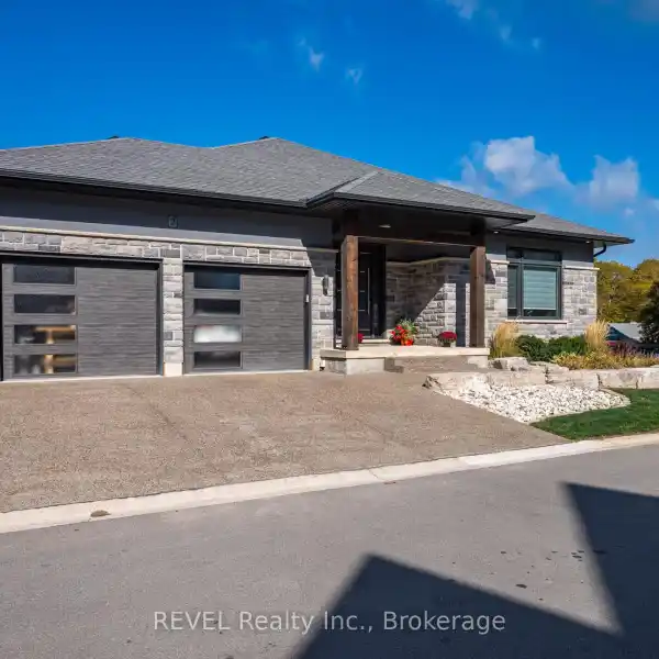 CUSTOM BUNGALOW IN EXCLUSIVE NIAGARA COMMUNITY