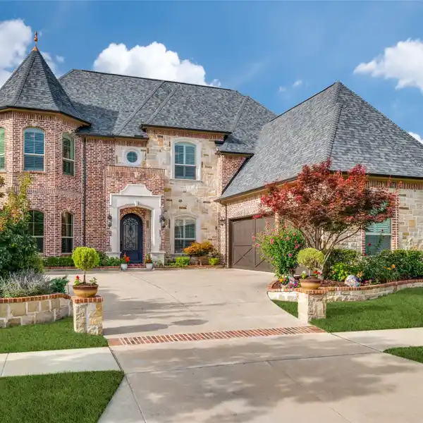 EXTRAORDINARY SHADDOCK-BUILT HOME