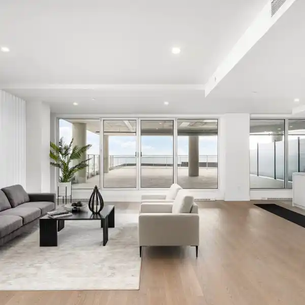 ELEGANCE ON THE LAKE