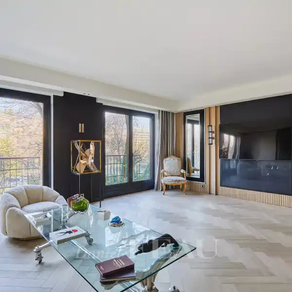 ENTIRELY RENOVATED APARTMENT