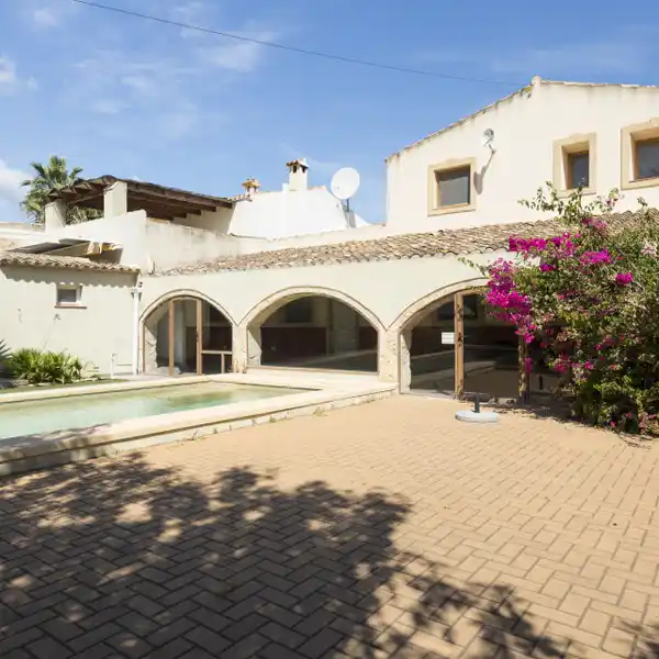 STANDOUT MEDITERRANEAN-STYLE VILLA