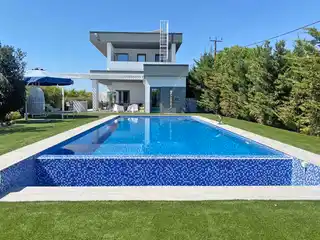 Seafront Luxury Villa with Panoramic Ocean Views