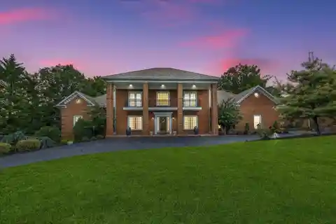 Stunning Six Bedroom Estate in Prime Location