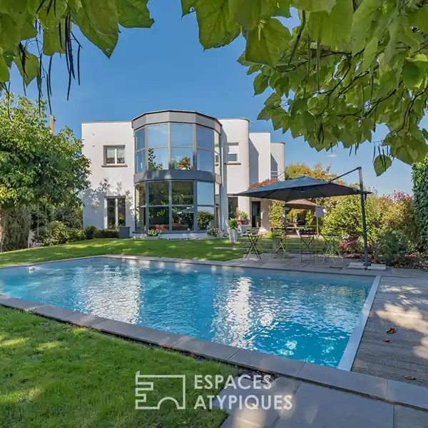 ARCHITECT-DESIGNED HOUSE IN A PEACEFUL SETTING