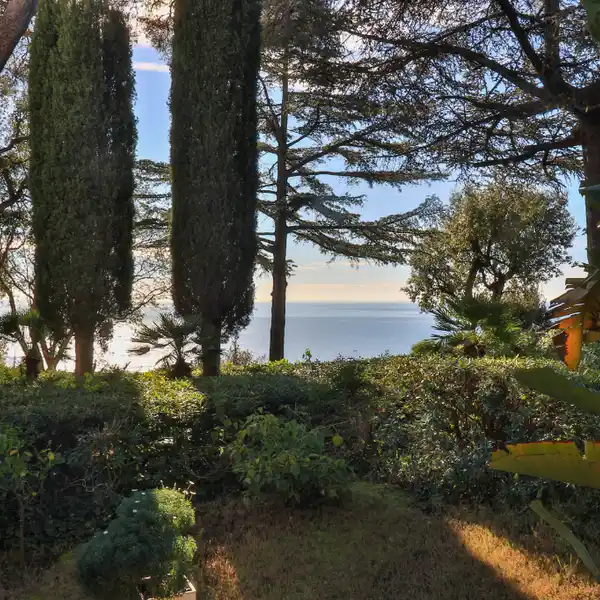 CONTEMPORARY APARTMENT BY THE SEA