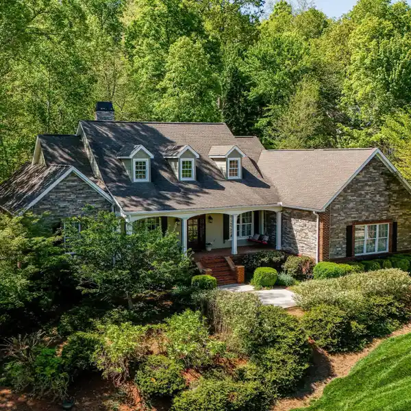ELEGANT HOME IN SOUGHT-AFTER LAKEFRONT COMMUNITY