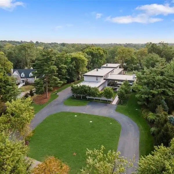 RARE MODERN ARCHITECTURAL GEM