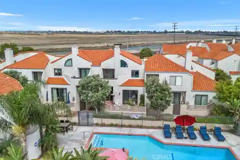 Elegant Townhome in Coveted Las Fuentes