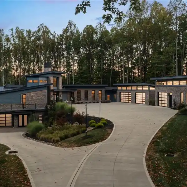 CUSTOM-DESIGNED BEAUTY NESTLED IN NATURE