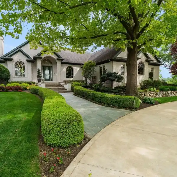 FLAWLESS DESIGN MEETS RIVERFRONT SERENITY