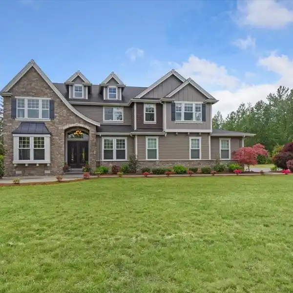 GRAND HOME IN MEADOWS AT LAKE SAWYER