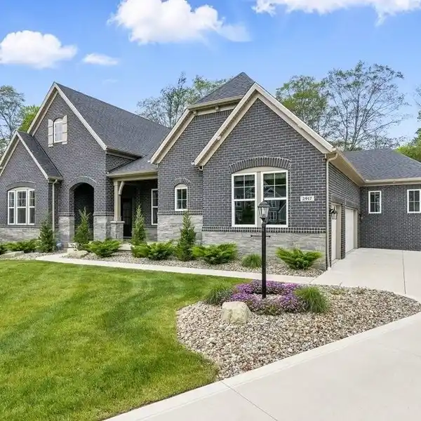 EXQUISITE CUSTOM RANCH ON 1.5 PRIVATE ACRES