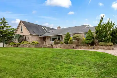 Sprawling Ranch Home in Coveted Great River