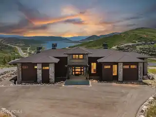 An Effortless Blend of Form and Function in Deer Vista