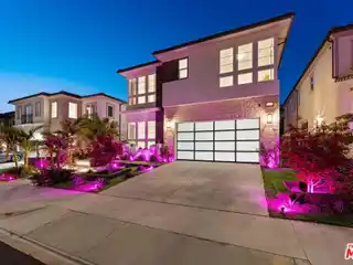 Gorgeous Residence Full of Custom Upgrades