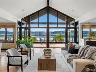 Luxurious Lakefront Oasis