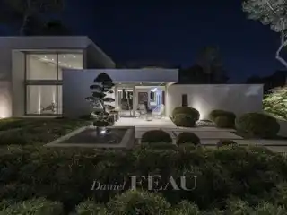 Contemporary Luxury Residence in a Peaceful Setting