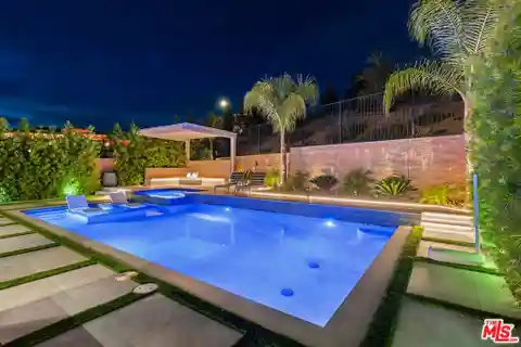 Impeccable Home Lives Like a Modern Resort