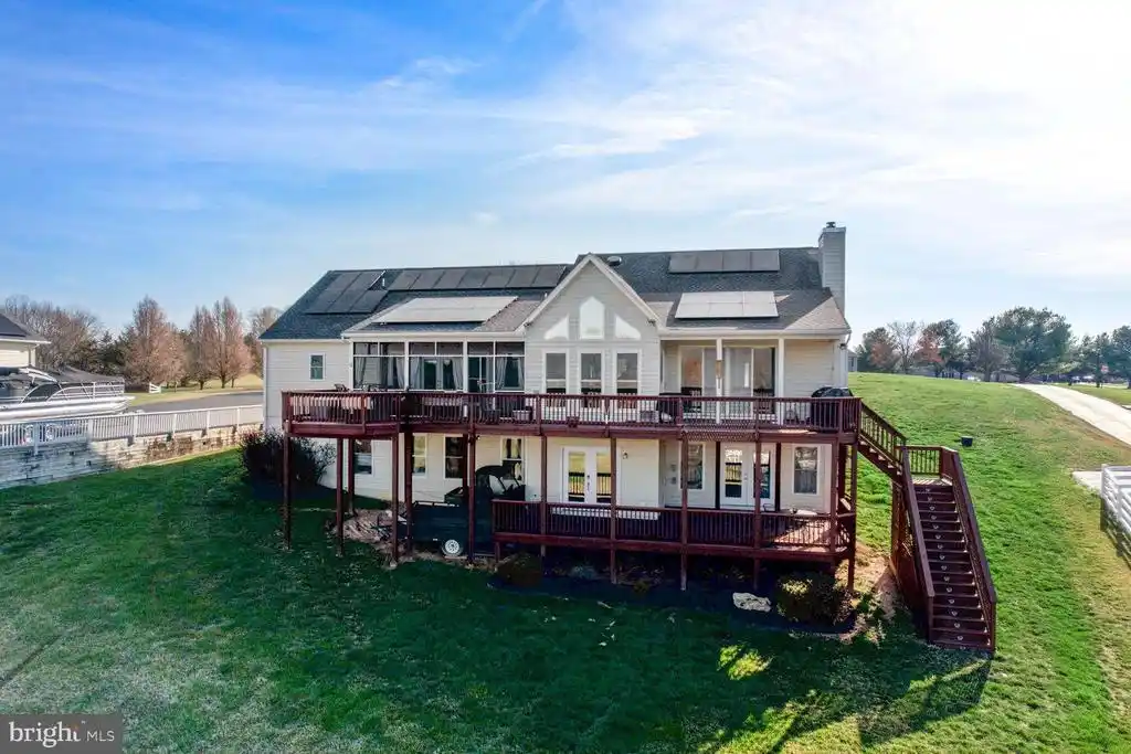 Year-round Waterfront Paradise