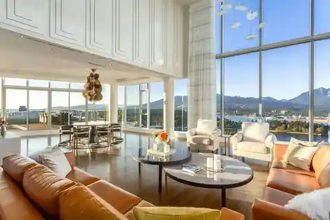 Prestigious Oceanfront Penthouse at Three Harbour Green