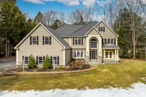 Extraordinary Residence in Desirable Scarborough Neighborhood