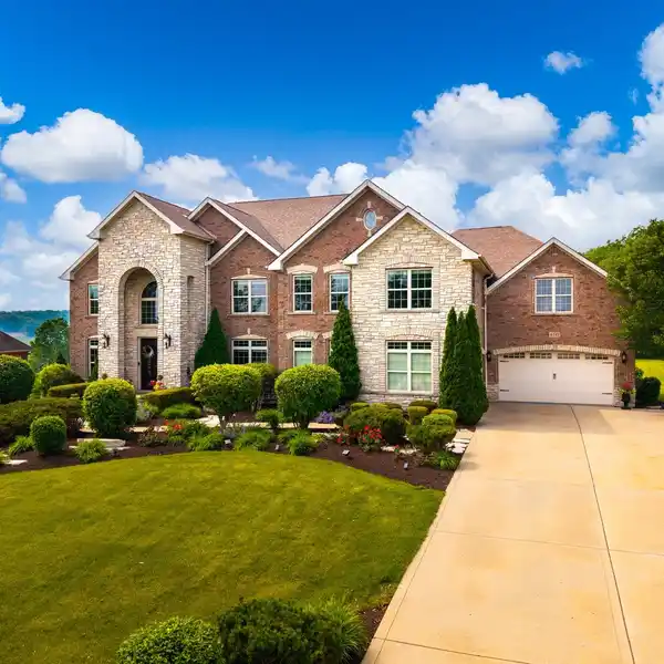 ELEGANT RESIDENCE IN THE PRESTIGIOUS WHITETAIL RIDGE GOLF COURSE COMMUNITY