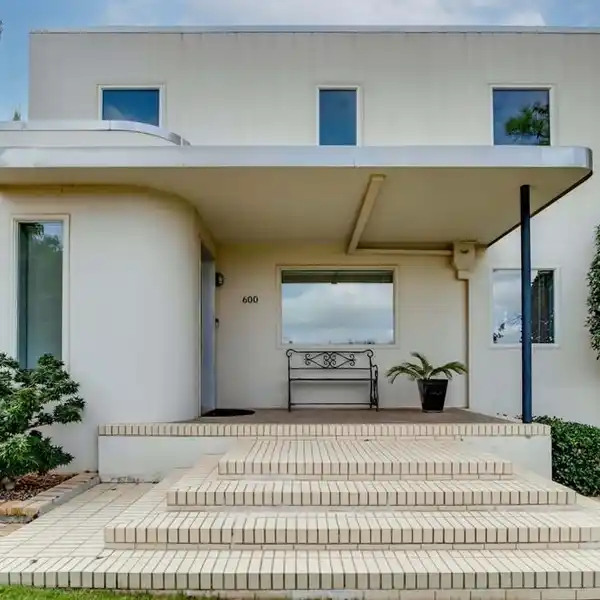 STREAMLINE, MODERN HOME WITH LUSH BACKYARD