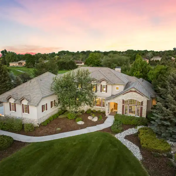 SOPHISTICATED FAMILY HOME WITH DIRECT ACCESS TO TRAILS