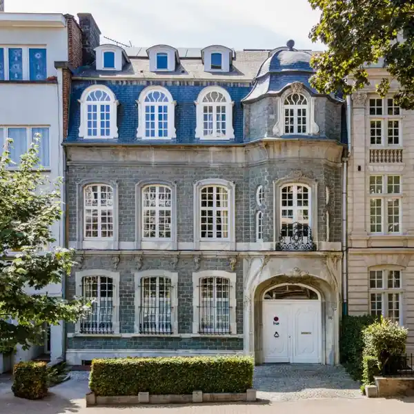 ELEGANT MANSION IN THE SQUARE COGHEN DISTRICT