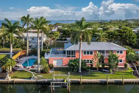 True Island Lifestyle in Fabulous Pool Home