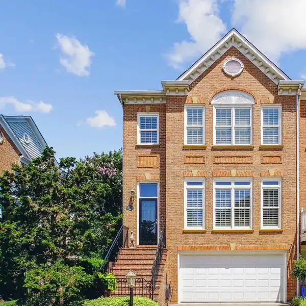 SPACIOUS TOWNHOME WITH UPSCALE FINISHES THROUGHOUT