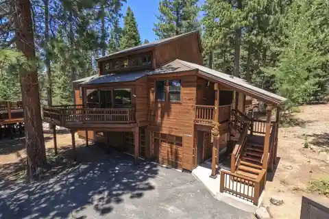 Spacious Tahoe Donner Getaway Backing to Greenbelt