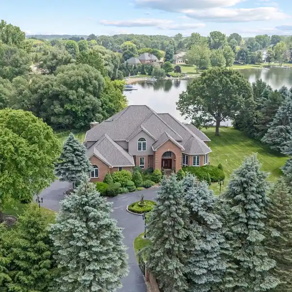 MAGNIFICENT LUXURY LAKEFRONT ESTATE