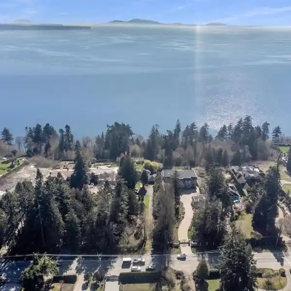 PRESTIGIOUS WATERFRONT ESTATE PROPERTY