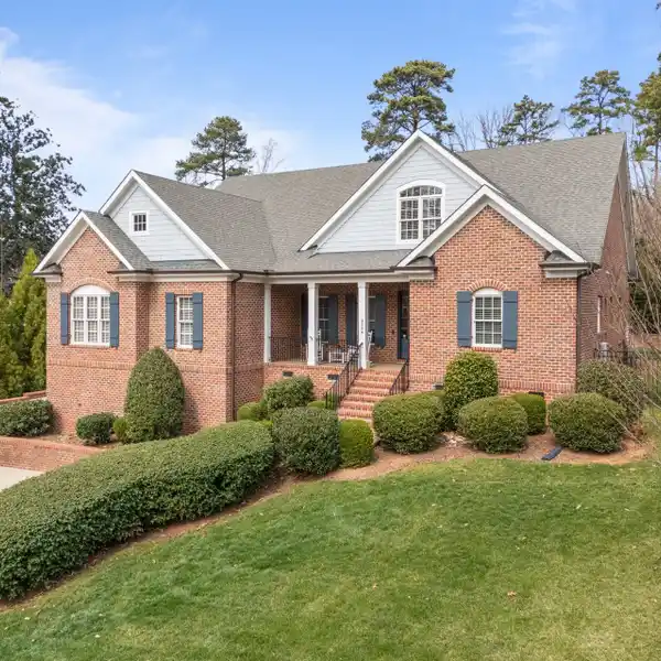 BEAUTIFUL SUNNY HOME ON A WONDERFUL CUL-DE-SAC