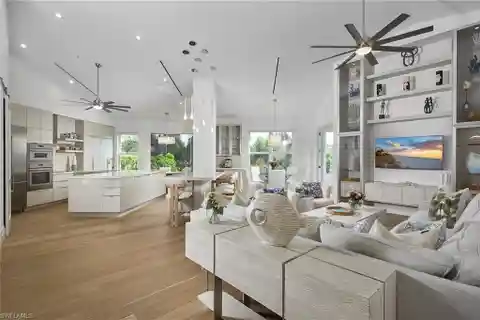 Spacious Completely Renovated Condo in Colonade